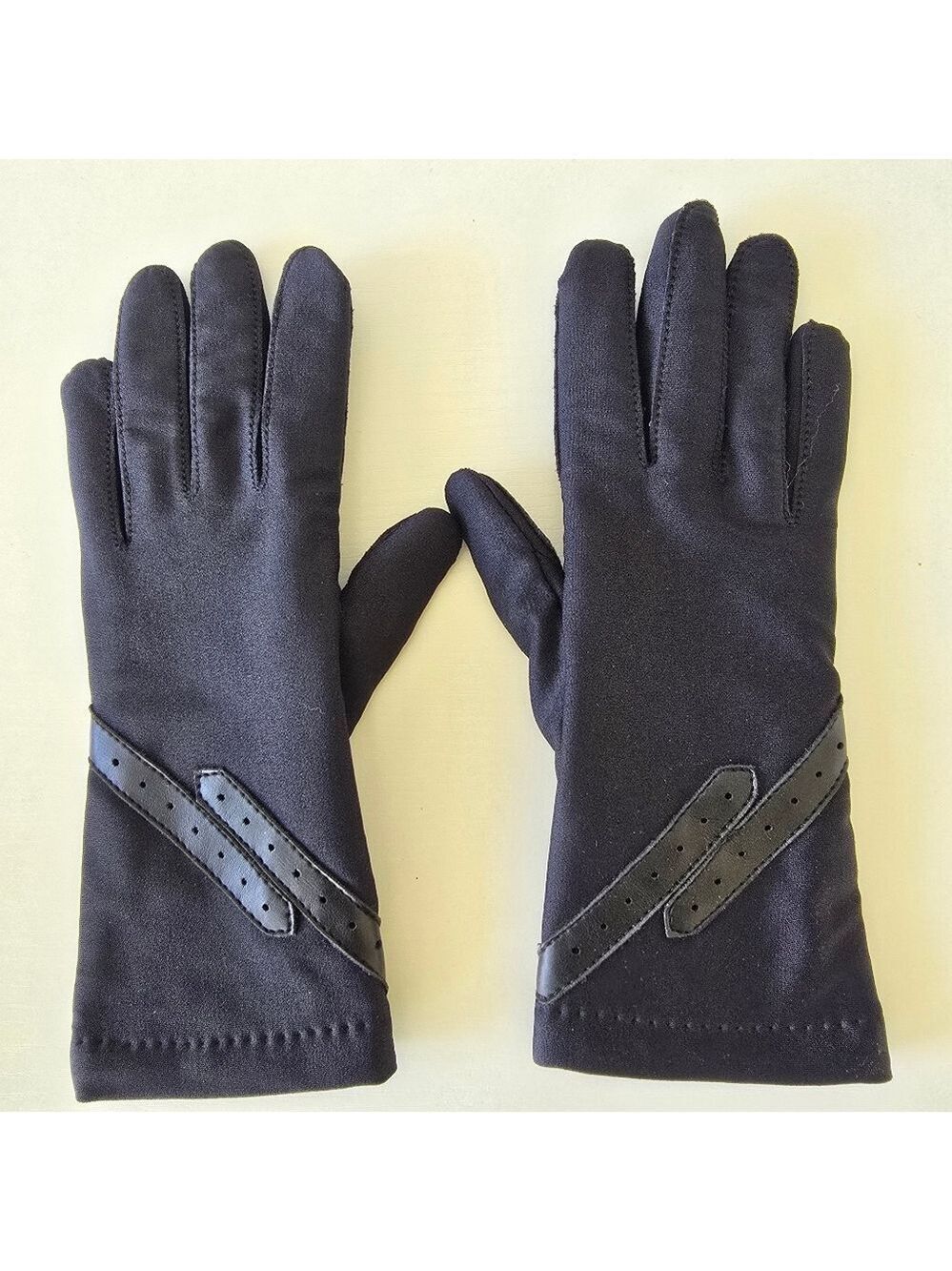 Leggs Sheer Energy Thinsulate Women's Classic Black Gloves - Size Medium